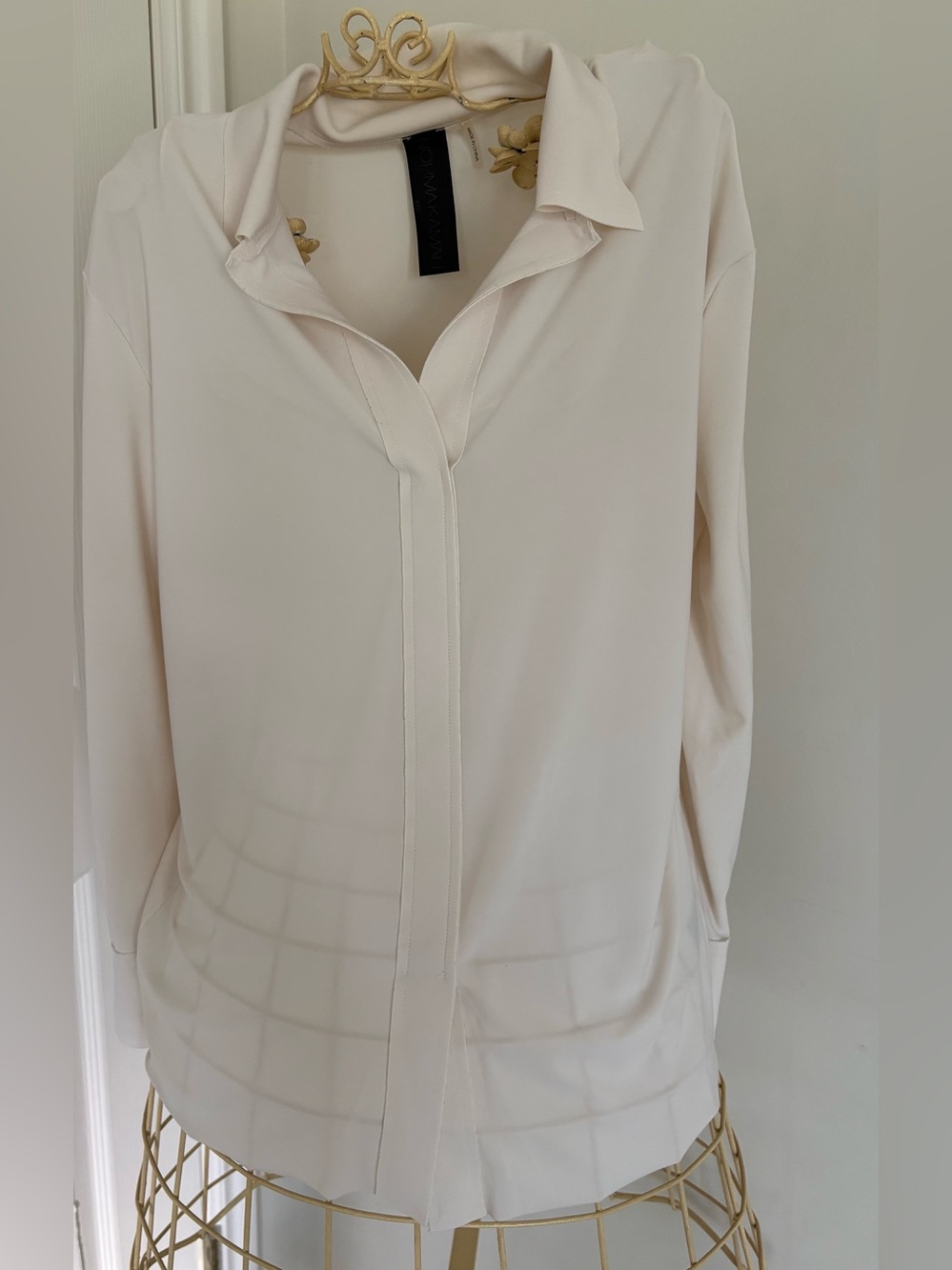 Norma Kamali Women’s Cream Collared Long-Sleeve Blouse. Fits XS to S.